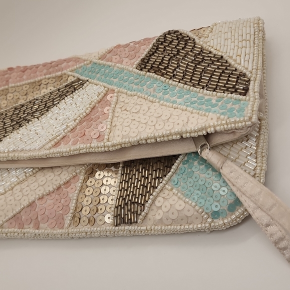 Aldo Sequin Clutch Beautiful detail. Detachable strap. Zipper closure. - Picture 5 of 8